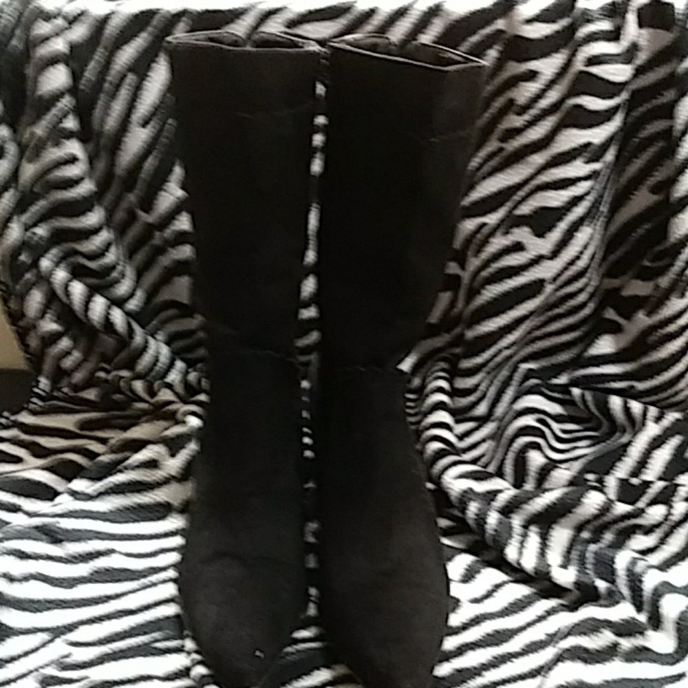 Black heel boots